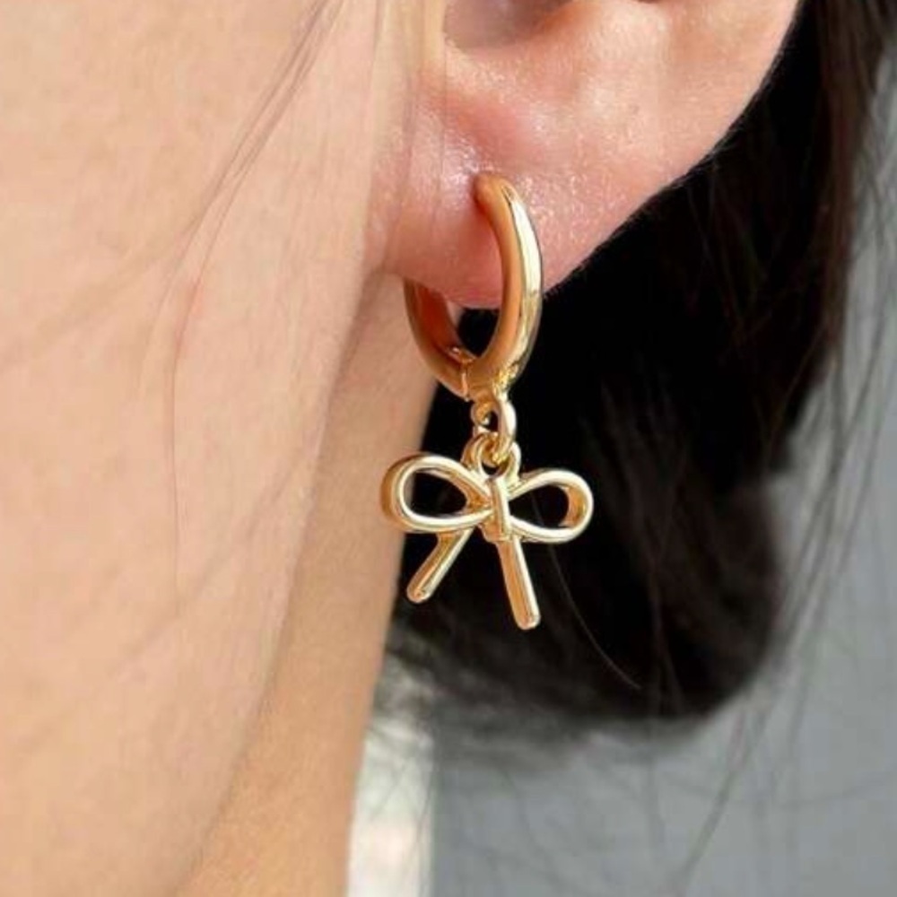 Gold Huggie bow knot earrings - Picture 5 of 5